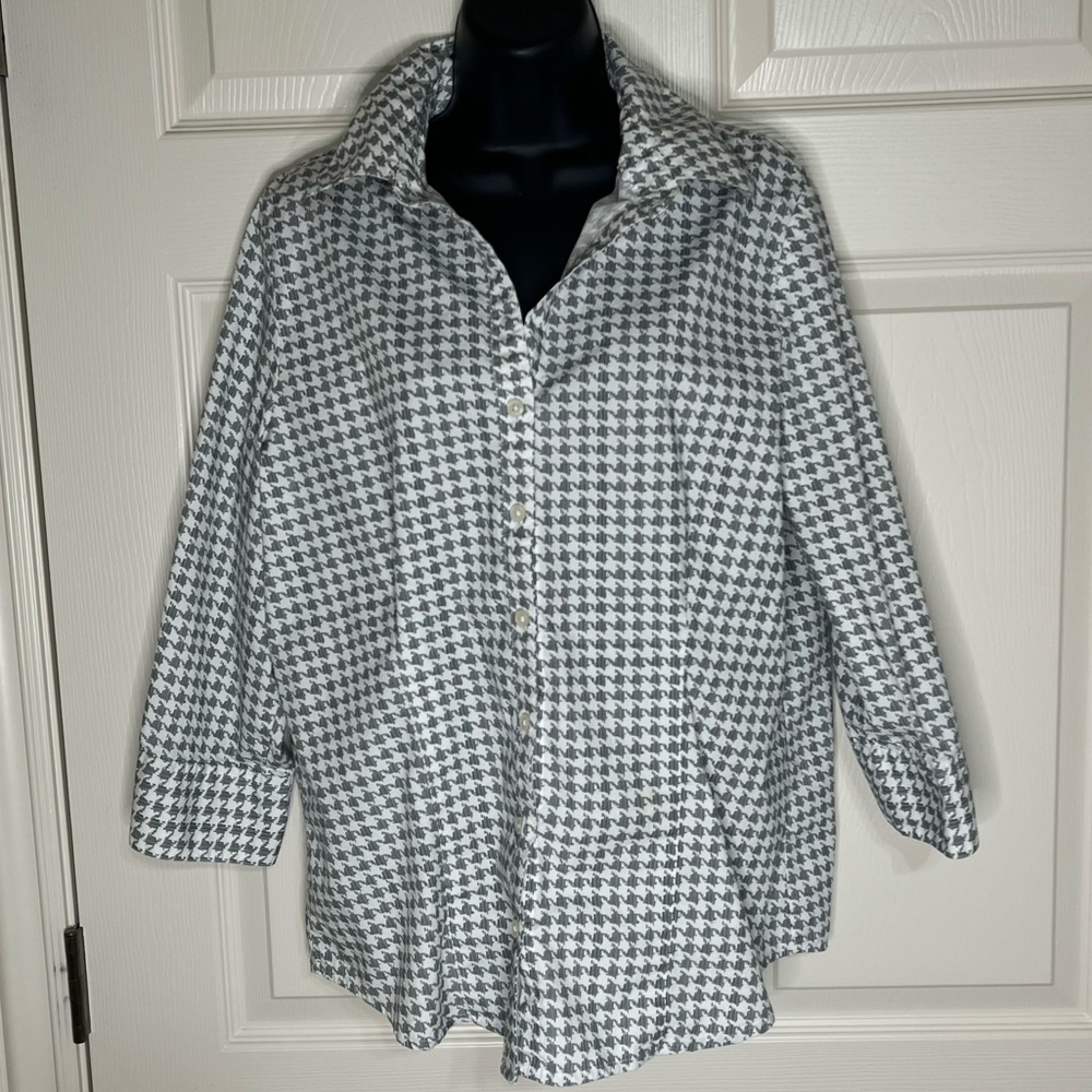 Kim Rogers gray and white Houndstooth Women's 3/4 length sleeve buttons up top